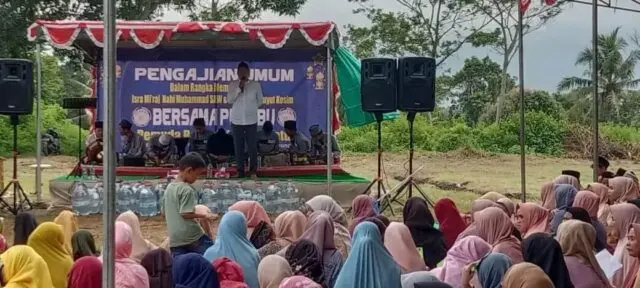 Jama,ah Antusias dan Khu,su Di Acara Haul Ke 1 Ki Buyut Kosim dan Isra Mi,raj Nabi Muhammad S.A.W. Jama,ah Antusias dan Khu,su Di Acara Haul Ke 1 Ki Buyut Kosim dan Isra Mi,raj Nabi Muhammad S.A.W.
