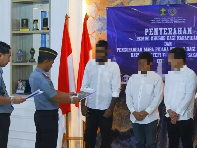 Lapas Pemuda Tangerang Berikan SK Remisi kepada 4 Warga Binaan Lapas Pemuda Tangerang Berikan SK Remisi kepada 4 Warga Binaan