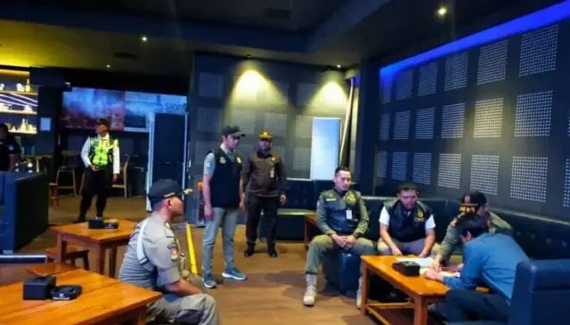 Satpol PP Kabupaten Tangerang Patroli ke Tempat Hiburan Malam yang Buka Saat Ramadhan Satuan Polisi Pamong Praja (Satpol PP) Kabupaten Tangerang melakukan patroli ke sejumlah Tempat Hiburan Malam, Foto. (Istimewa)