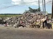 Miris! Kepala Desa Tegal Kunir Lor Keluhkan Tumpukan Sampah di Jalan Raya Mauk Miris! Kepala Desa Tegal Kunir Lor Keluhkan Tumpukan Sampah di Jalan Raya Mauk