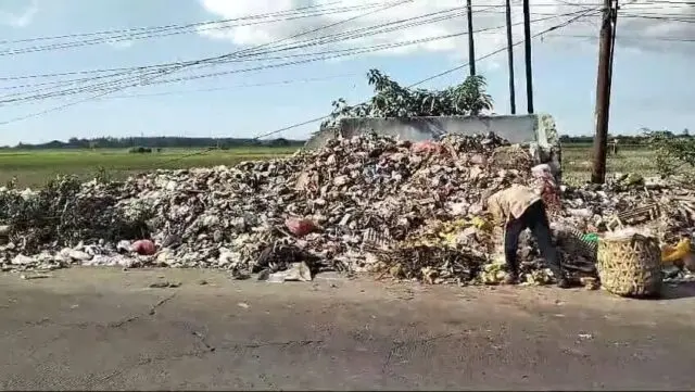 Miris! Kepala Desa Tegal Kunir Lor Keluhkan Tumpukan Sampah di Jalan Raya Mauk Miris! Kepala Desa Tegal Kunir Lor Keluhkan Tumpukan Sampah di Jalan Raya Mauk