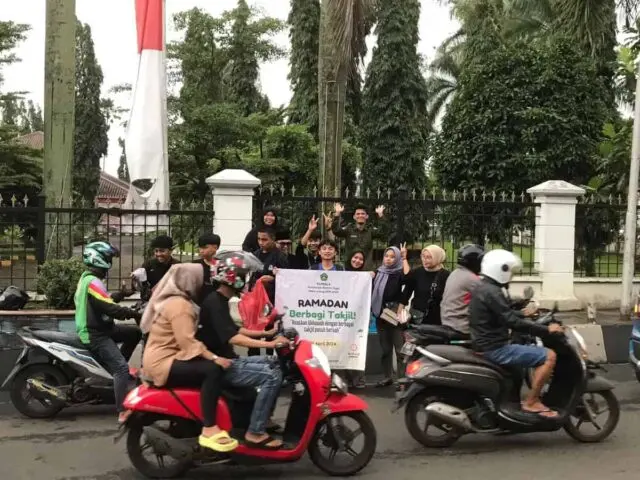 Kumala Komisariat STISIP Banten Raya berbagi Takjil di Alun-alun Pandeglang, pada Senin (01/04/2024). Kumala Komisariat STISIP Banten Raya berbagi Takjil di Alun-alun Pandeglang, pada Senin (01/04/2024).
