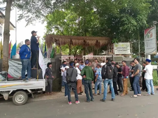 Aksi Unjuk Rasa Jilid 3, Ormas BBP Menilai Ada Dugaan Permainan Oknum Penyelenggara Pemilu Kecamatan Gunungkencana Aksi Unjuk Rasa Jilid 3, Ormas BBP Menilai Ada Dugaan Permainan Oknum Penyelenggara Pemilu Kecamatan Gunungkencana