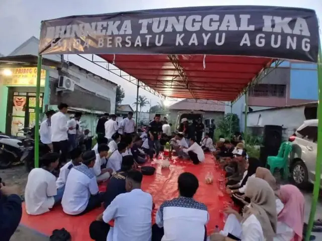 Bertema Bhinneka Tunggal Ika, Pemuda Kayu Agung Bersatu Berbagi Takjil di Jalan Raya Pakuhaji Sepatan Bertema Bhinneka Tunggal Ika, Pemuda Kayu Agung Bersatu Berbagi Takjil di Jalan Raya Pakuhaji Sepatan