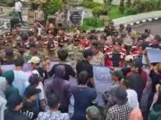 Demonstran Geruduk Kantor Bupati Tangerang, Diduga Sekda Tidak Netral Demonstran Geruduk Kantor Bupati Tangerang, Diduga Sekda Tidak Netral