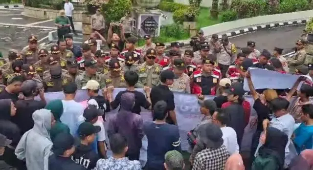 Demonstran Geruduk Kantor Bupati Tangerang, Diduga Sekda Tidak Netral Demonstran Geruduk Kantor Bupati Tangerang, Diduga Sekda Tidak Netral