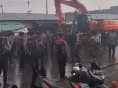 Satpol PP Kabupaten Tangerang Robohkan Bangunan Kios Pasar Kutabumi Satpol PP Kabupaten Tangerang Robohkan Bangunan Kios Pasar Kutabumi
