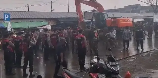 Satpol PP Kabupaten Tangerang Robohkan Bangunan Kios Pasar Kutabumi Satpol PP Kabupaten Tangerang Robohkan Bangunan Kios Pasar Kutabumi