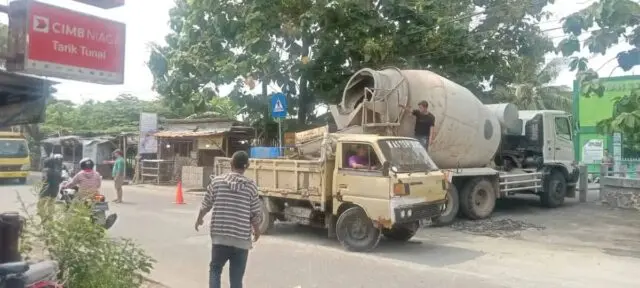 Parkir di Depan Pintu Gerbang Sekolah MAN 3 Negeri Mobil Beton Rusak Akses Jalan Masuk Parkir di Depan Pintu Gerbang Sekolah MAN 3 Negeri Mobil Beton Rusak Akses Jalan Masuk