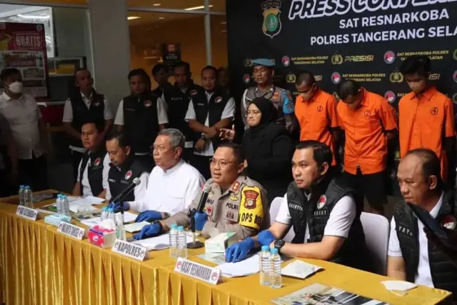 Terbongkar Ada Rumah Produksi Narkoba di Apartemen Tangsel : Polisi Ringkus Tiga Tersangka dan Sita 24 Kg Tembakau Sintetis, Satu Orang DPO Terbongkar Ada Rumah Produksi Narkoba di Apartemen Tangsel : Polisi Ringkus Tiga Tersangka dan Sita 24 Kg Tembakau Sintetis, Satu Orang DPO