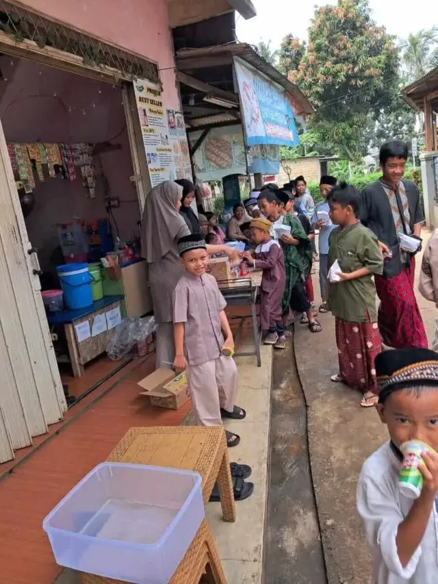 Manajer Rumah Makan Bambu Haur Berbagi Jum'at Berkah Manajer Rumah Makan Bambu Haur Berbagi Jum'at Berkah
