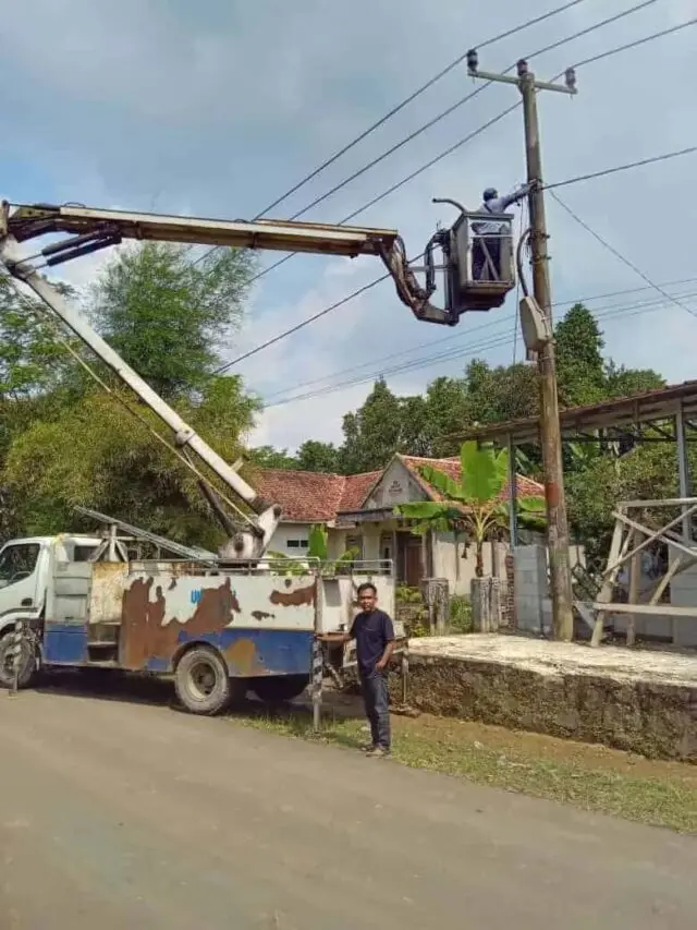 Ketua PAC PDI Perjuangan Cileles Tinjau Perbaikan Lampu PJU di Prabugantungan Ketua PAC PDI Perjuangan Cileles Tinjau Perbaikan Lampu PJU di Prabugantungan