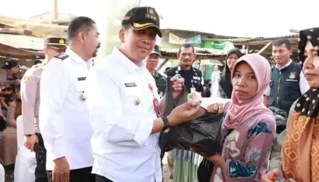 Pj Bupati Tangerang dana Camat Sepatan Gelar Operasi Pasar Bawang Putih Jelang Idul Adha Pj bupati Tangerang dan camat Sepatan menggelar operasi pasar bawang putih menjelang Hari Raya Idul Adha di Pasar Sepatan,Foto.(Istimewa)