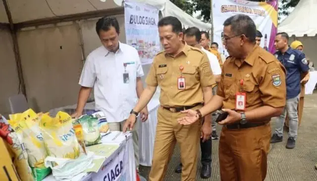 Dinas Pertanian dan Ketahanan Pangan Gelar Gerakan Pangan Murah untuk Tekan Inflasi dalam rangka Stabilisasi Pasokan dan Harga Pangan di halaman parkir perkantoran Gedung Usaha Daerah (GUD) Pemkab Tangerang, Foto. (Istimewa)