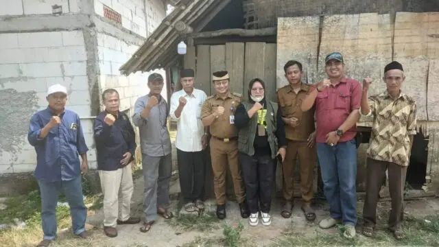Respon Cepat Camat Kemiri Berikan Bantuan Dan Kunjungi Viralnya Musholla Yang Rusak. Camat Kemiri Berikan Bantuan Dan Kunjungi Viralnya Musholla Yang Rusak.Foto.(Istimewa)