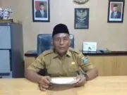 Tegas! Kepala Desa Karet, Klarifikasi Terkait Mantan Sekdes Yang Terlibat Kasus Penipuan Kepala Desa Karet Kecamatan Sepatan, Mudi memberikan klarifikasi terkait kasus penipuan yang melibatkan mantan Sekretaris Desa di ruang kerjanya, Foto. (Istimewa)