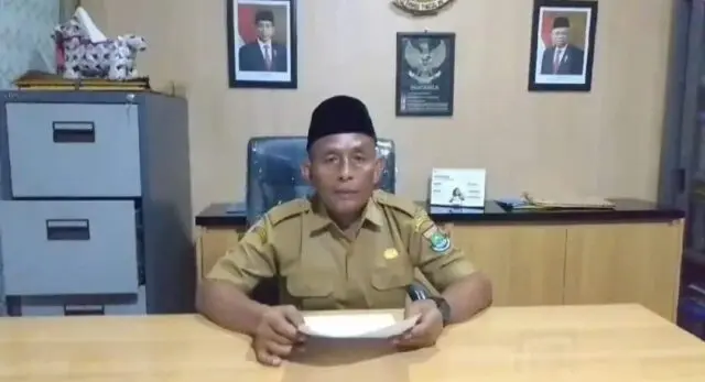 Tegas! Kepala Desa Karet, Klarifikasi Terkait Mantan Sekdes Terlibat Kasus Penipuan Kepala Desa Karet Kecamatan Sepatan, Mudi memberikan klarifikasi terkait kasus penipuan yang melibatkan mantan Sekretaris Desa di ruang kerjanya, Foto. (Istimewa)