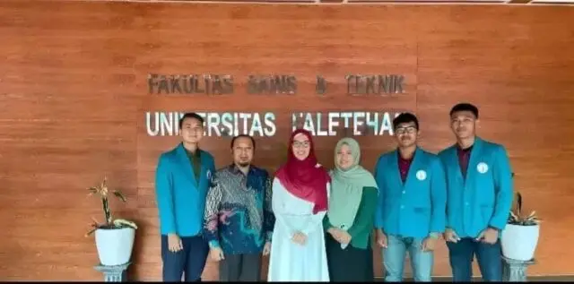 Dekan Fakultas Sains Dan Teknik dan Kaprodi Teknik Elektro (Tengah) Bersama tim Dekan Fakultas Sains Dan Teknik dan Kaprodi Teknik Elektro (Tengah) Bersama tim