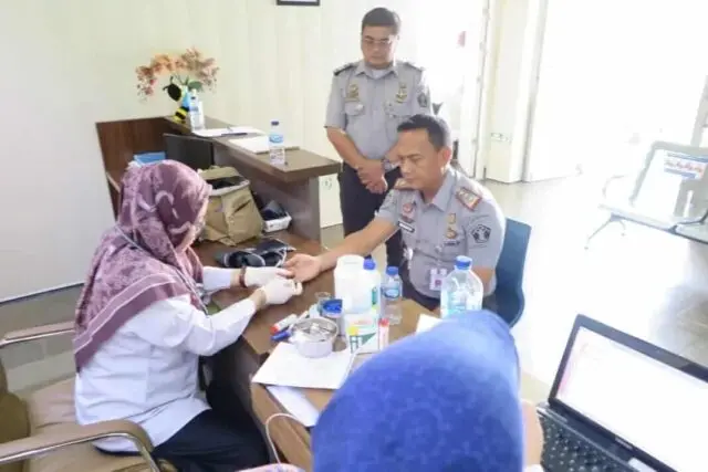 Lapas Pemuda Kelas IIA Tangerang Bekerja Sama Dengan PMI Adakan Donor Darah Sambut Hari Kemenkumham Wahyu Indarto, Kalapas Pemuda Kelas IIA Tangerang yang mengikuti kegiatan donor darah, Foto. (Istimewa)