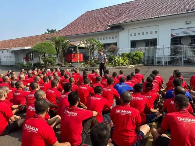 Jaga Kebugaran Jasmani para Tahanan, Lapas Pemuda Tangerang beri Vitamin dan Ajak Tahanan Olahraga Bersama Lapas Pemuda Kelas IIA Tangerang Kanwil Kemenkumham Banten memberikan vitamin serta mengajak para tahanan olahraga bersama, Foto. (Istimewa)