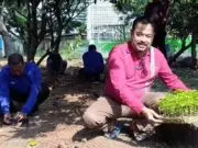 Mantap! Camat Sepatan dan Staf Gelar Jumat Bersih dengan Tanam Cabe Camat Sepatan bersama stafnya melaksanakan kegiatan penanaman cabe dibelakang halaman Kantor Kecamatan Sepatan,Foto.(Istimewa)