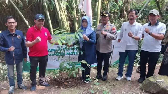 PWI Pandeglang Galakkan Gerakan Tanam Pohon dan Bersih-bersih Sumber Mata Air Ciwasiat PWI Pandeglang Galakkan Gerakan Tanam Pohon dan Bersih-bersih Sumber Mata Air Ciwasiat