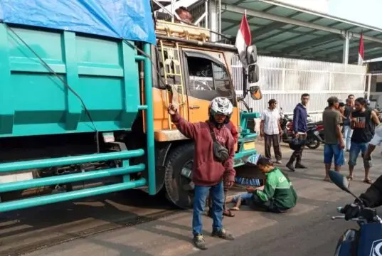 Truk Pasir Operasi di Siang Hari, Tewaskan 2 Orang Pengguna Sepeda Motor di Sepatan Tangerang