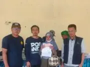 Bantuan Program Lebak Sejahtera Disalurkan PT Pos Indonesia KCP Gunungkencana, Ini Kata Sekdes Nanggerang Dadun, Sekdes Nangerang (Kiri) bersama Petugas Pos KCP Gunung Kencana, Keluarga Penerima Manfaat, dan TKSK Kecamatan Cirinteun berfose bersama pada Minggu (25/08/2024).