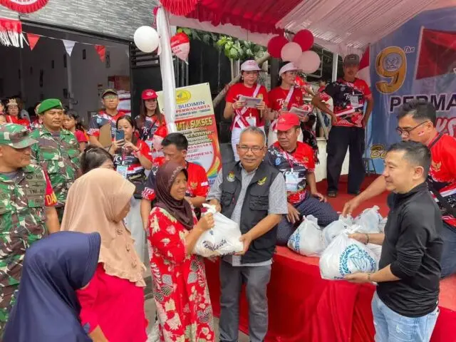 Rayakan Milad Ke 9 Tahun, Yayasan Permata Tigaraksa Bagikan Ribuan Sembako Dan Doorprize Menarik Yayasan Permata Tigaraksa bagikan ribuan sembako dan gelar bakti sosial dalam rangka memperingati HUT ke 79,Foto.(Istimewa)