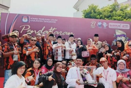 Pendaftaran Hari Pertama di KPU Kabupaten Tangerang, Zulkarnain – Lerru Usung Tema Perubahan Pasangan Zulkarnain Lerru pasangan pertama yang mendaftarkan diri sebagai peserta pilkada 2024, kedatangannya ke kantor KPU di kawal Ormas Pemuda Pancasila, Foto. (Istimewa)