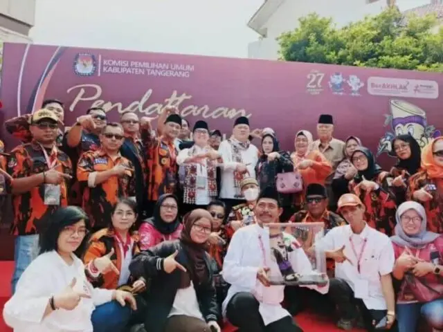 Pendaftaran Hari Pertama di KPU Kabupaten Tangerang, Zulkarnain – Lerru Usung Tema Perubahan Pasangan Zulkarnain Lerru pasangan pertama yang mendaftarkan diri sebagai peserta pilkada 2024, kedatangannya ke kantor KPU di kawal Ormas Pemuda Pancasila, Foto. (Istimewa)