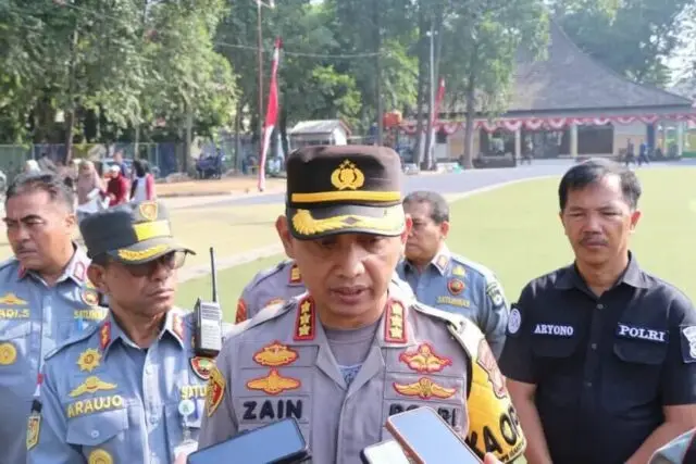 Polres Metro Tangerang Kota Siagakan 530 Pasukan Kawal Pengamanan Pendaftaran Cakada di KPU Polres Metro Tangerang Kerahkan 530 Personil Gabungan Amankan Pendaftaran Bacalon Wali Kota dan Wakil Wali Kota Tangerang, Foto. (Istimewa)