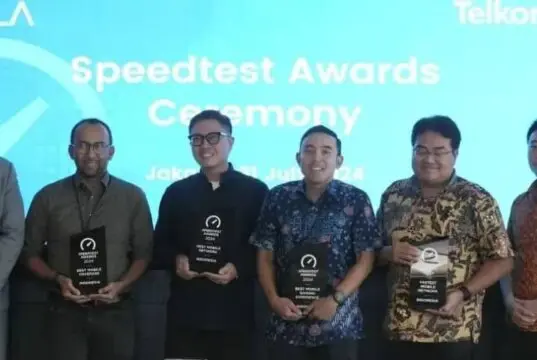 Telkomsel Raih Ookla® Speedtest Awards™ 6 Kali Berturut sebagai Best Mobile Network dengan Jaringan Broadband Tercepat dan Terluas Telkomsel Raih Ookla® Speedtest Awards™ 6 Kali Berturut sebagai Best Mobile Network dengan Jaringan Broadband Tercepat dan Terluas