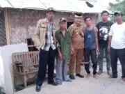 Warga Miskin Ekstrim Tinggal Di Bantaran Sungai Cimanceuri Mendapat Kunjungan Camat Kemiri. Camat kemiri dan Subari dan keluarga nya yang tinggal di desa Rancalabuh RT 012 RW 02 Kecamatan Kemiri, Foto. (Istimewa)
