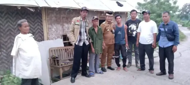 Warga Miskin Ekstrim Tinggal Di Bantaran Sungai Cimanceuri Mendapat Kunjungan Camat Kemiri. Camat kemiri dan Subari dan keluarga nya yang tinggal di desa Rancalabuh RT 012 RW 02 Kecamatan Kemiri, Foto. (Istimewa)