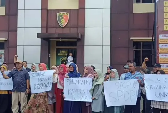 Himakom Kecam Puluhan Dosen Menghalangi Proses Hukum yang Menjerat Rektor UNMA Banten Himakom Kecam Puluhan Dosen Menghalangi Proses Hukum yang Menjerat Rektor UNMA Banten