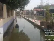 Sungai yang berbatasan antra desa Kampung Melayu barat dan desa pangkalan Kecamatan Teluknaga Kabupaten, Foto. (Istimewa)