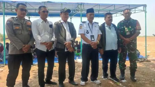 Penitikan Lahan Relokasi, Warga Alar Jiban Desa Kohod Bersatu Bangun Kampung Baru Kepala Desa Kohod, Arsin SH, Bin Asip, dan sekdes ujang karta terus memberikan dukungan dan pendampingan kepada warganya, Foto.(Istimewa)