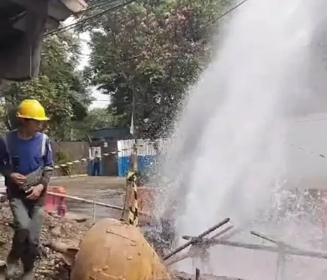 Minim Pengawasan dan Terkesan Asal Jadi, Pipa PDAM Bocor Banjiri Jalan Teuku Umar Karawaci pipa saluran air untuk kepentingan masyarakat banyak milik Perumda TKR kembali bocor, Foto. (Istimewa)