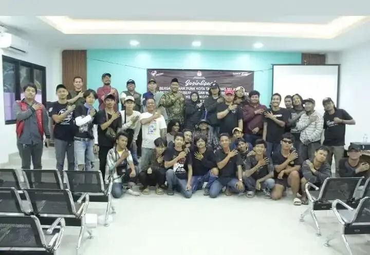 Ketua Bidang KNPI Banten Insan Nursuryansyah Apresiasi KPU Tangsel Sosialisasi ke Komunitas Punk Ketua Bidang KNPI Banten Insan Nursuryansyah Apresiasi KPU Tangsel Sosialisasi ke Komunitas Punk