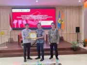 Wujudkan Pemilih Berintegritas, SAF dan BEM Fisip Untirta Sosialisasikan Sadar Pilkada 2024 BEM Fisip Untirta Bersama Ketua Bawaslu Kota Serang dan Dekan Fisip Untirta Usai acara diskusi publik