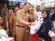 Pemkab Gelar Operasi Pasar Gerakan Pangan, Menyediakan Kebutuhan Pokok Dengan Harga Murah Pj Bupati Tangerang, Andi Ony di Halaman Kantor Kecamatan Balaraja, Foto. (Istimewa)