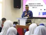 Puluhan Guru Dilantik Menjadi Kepala Sekolah, Kadisdik: Jalankan Tugas yang Amanah Dadan Gandana memberikan ucapan selamat kepada para kepala sekolah, Foto. (Istimewa)