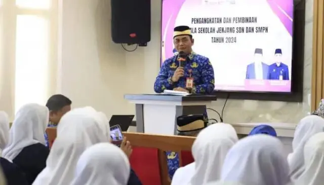 Dadan Gandana memberikan ucapan selamat kepada para kepala sekolah, Foto. (Istimewa)