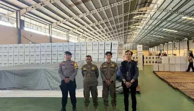 Puluhan Personel Satpol PP Kabupaten Tangerang Jaga Gudang Logistik KPU Kabupaten Tangerang Satpol PP Kabupaten Tangerang mengerahkan puluhan personel untuk menjaga gudang logistik Komisi Pemilihan Umum (KPU), Foto. (Istimewa)