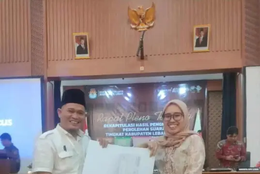 Tim 01 Iman Pribadi bersama Dewi Hartini Ketua KPU Lebak dalam penyerahan berkas Model D Hasil Kabko-KWK, pada Kamis 5/12/2024.