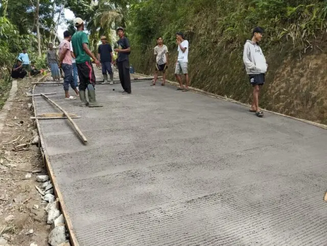 Jalan Kampung Cipendeuy Diperbaiki PT Royal Shakti Mandiri