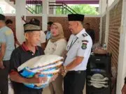 Agung Sedayu Group Berikan Bantuan Warga Terdampak Banjir, Kades Kohod: Menyampaikan Apresiasi kepada ASG Salah satu warga yang terdampak banjir di Pesisir Utara Kabupaten Tangerang senyum sumringah mendapat bantuan beras dari PIK2., Foto. (Istimewa)