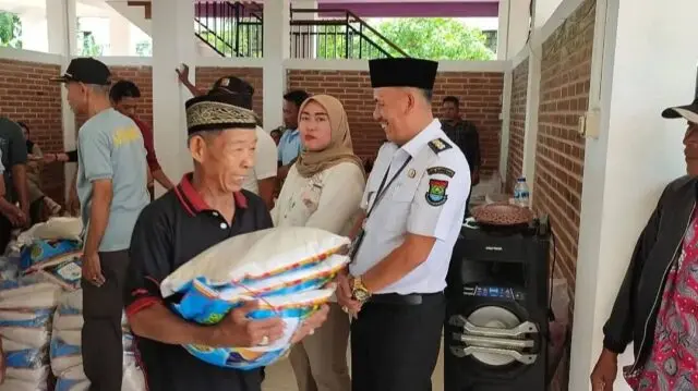 Agung Sedayu Group Berikan Bantuan Warga Terdampak Banjir, Kades Kohod: Menyampaikan Apresiasi kepada ASG Salah satu warga yang terdampak banjir di Pesisir Utara Kabupaten Tangerang senyum sumringah mendapat bantuan beras dari PIK2., Foto. (Istimewa)