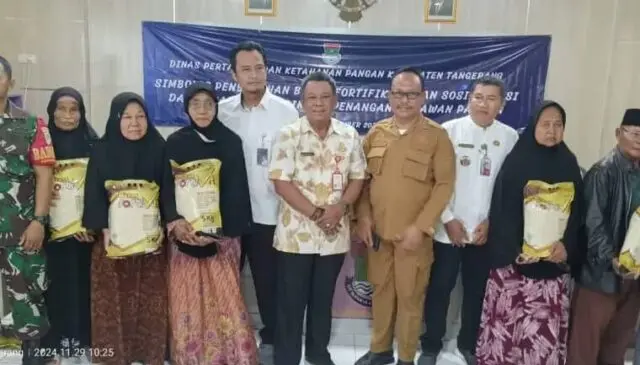 DPKP Salurkan 7.350 Kg Beras untuk 7 Desa Salah Satunya Desa Jatimulya Kecamatan Kosambi Dinas Pertaninan dan Ketahanan Pangan (DPKP) dan warga se-Kecamatan kosambi Kabupaten Tangerang, Foto. (Istimewa)